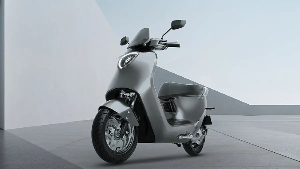 Review Yadea G6 setelah 8 bulan pemakaian, baterai sempat kembung dan ban diganti Michelin demi kenyamanan berkendara.(Gemini AI)