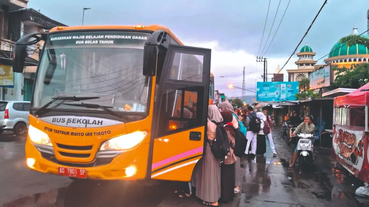 Siswa SMP di Kecamatan Bandung Tulungagung memanfaatkan fasilitas bus sekolah, beberapa waktu lalu.