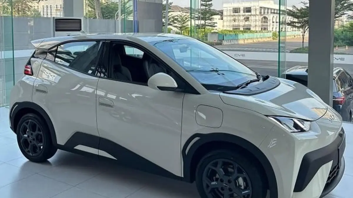 Uji jarak BYD Dolphin Bekasi-Bandung ungkap efisiensi 7 km/kWh, tapi suspensi empuk dan handling jadi sorotan utama.
