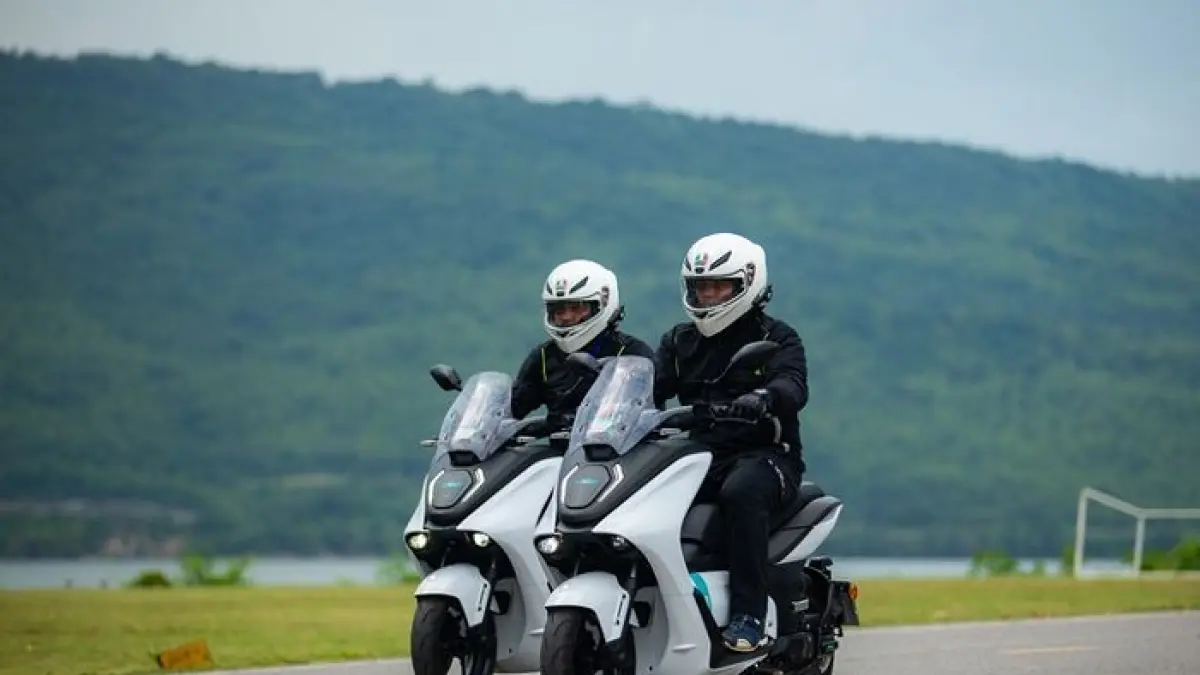 Yamaha E01 bikin penasaran. Motor listrik maxi ini punya fitur canggih, top speed 100 km/jam, dan handling disebut lebih mantap.(Gemini AI)