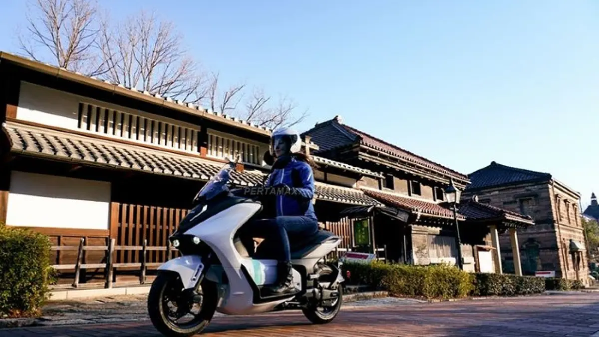 Yamaha E01 disebut lebih enak dari NMAX. Motor listrik ini punya torsi besar, fitur canggih, dan top speed 100 km/jam.(Gemini AI)