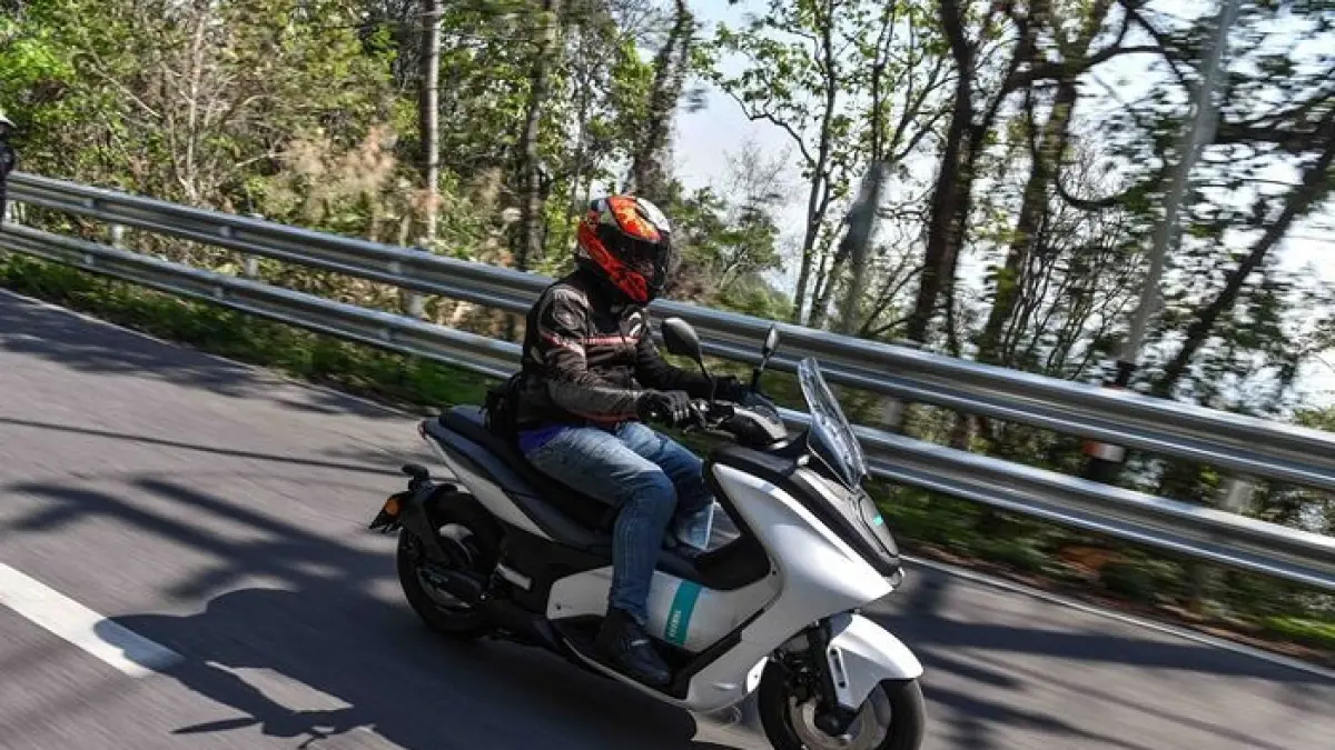 Yamaha E01 disebut paling mirip motor bensin. Simak fitur, performa, dan sensasi riding motor listrik premium ini.(Gemini AI)