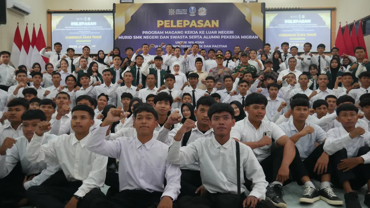 Foto bersama agenda pelepasan murid SMK dan alumni pekerja migran yang akan bekerja di luar negeri digelar di SMK Sore Tulungagung, Kamis (14/5/2026).