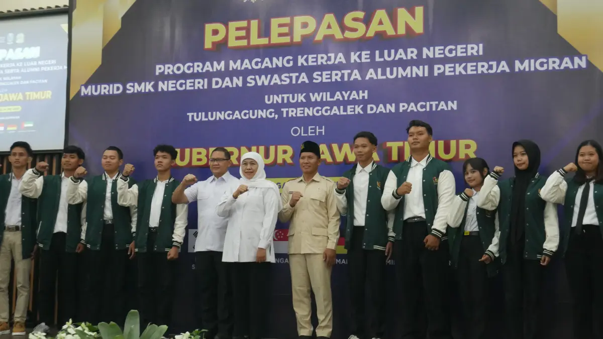 Foto bersama agenda pelepasan murid SMK dan alumni pekerja migran yang akan bekerja di luar negeri digelar di SMK Sore Tulungagung, Kamis (14/5/2026).