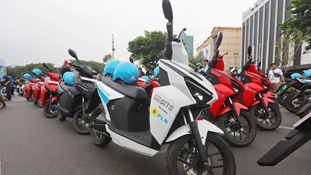 Gesit Raya 2023 hadir lebih murah dengan jarak tempuh 60 km, desain sporty futuristis, dan fitur motor listrik modern.(pinterest)