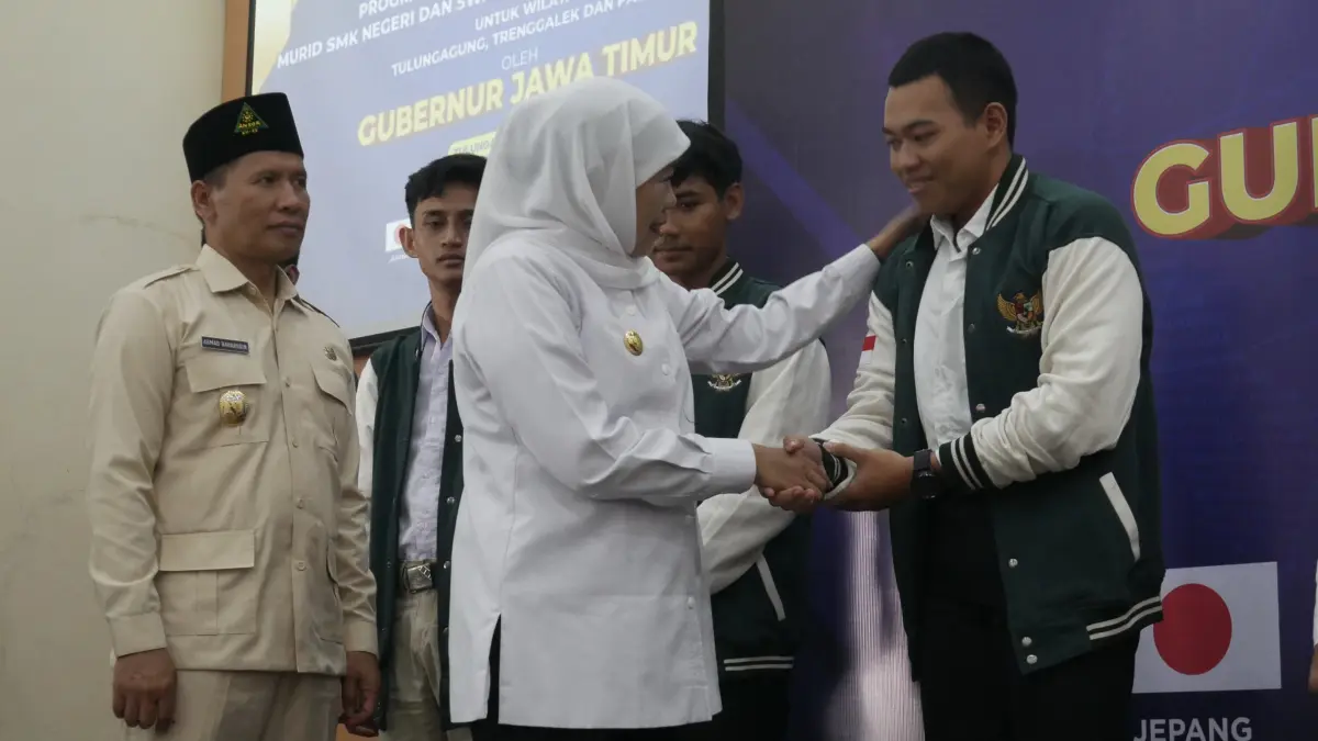 Gubernur Jawa Timur Khofifah Indar Parawansa, didampingi Plt Bupati Tulungagung Ahmad Baharudin, berjabat tangan dengan salah satu murid SMK yang akan bekerja di luar negeri.(DHIYAH AYU/RADAR TULUNGAGUNG)