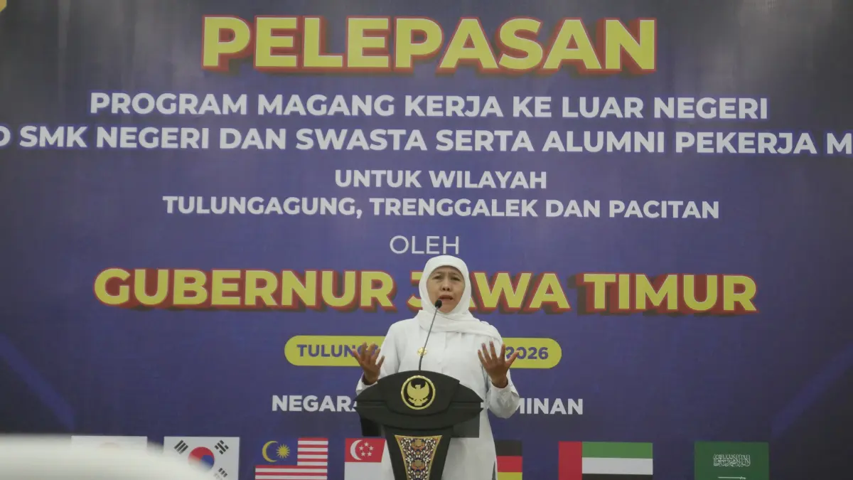 Gubernur Jawa Timur Khofifah Indar Parawansa saat memberi sambutan dalam agenda pelepasan murid SMK dan alumni pekerja migran yang akan bekerja di luar negeri digelar di SMK Sore Tulungagung, Kamis (14/5/2026).