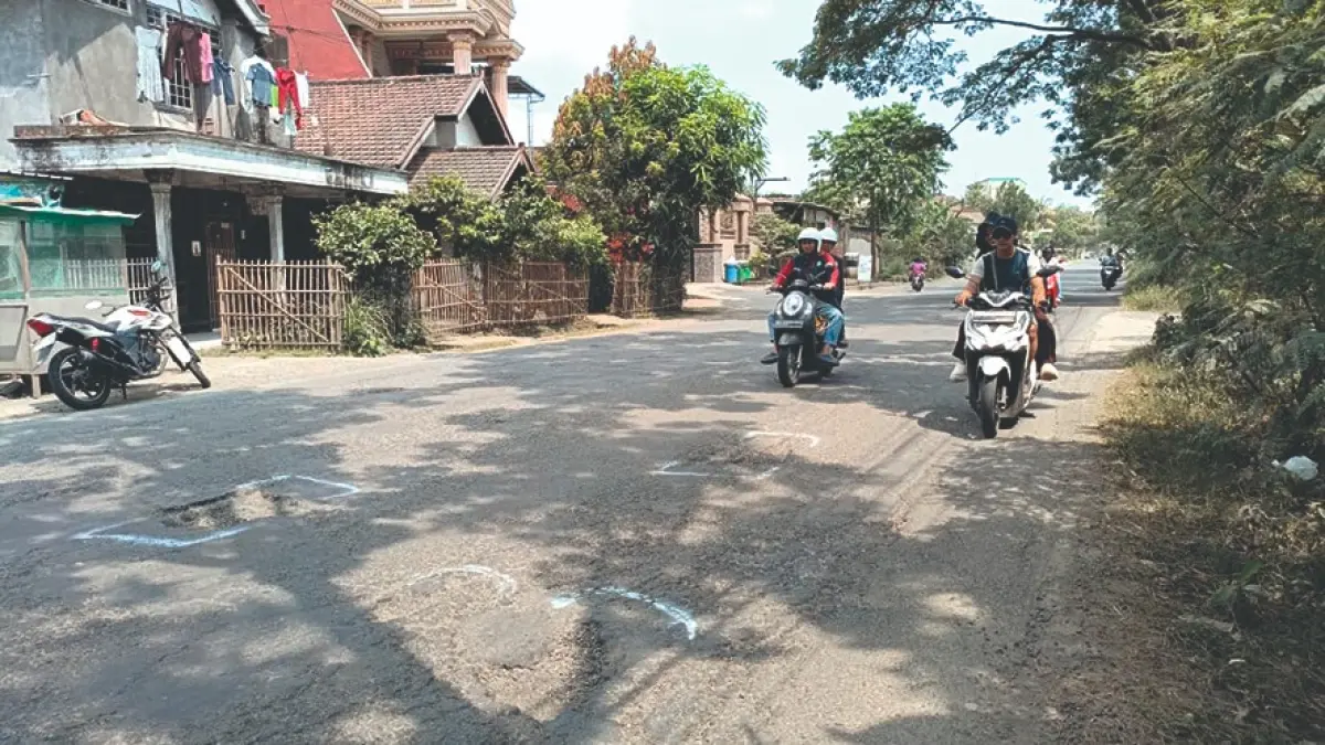 Kondisi jalan kabupaten antara Cuwiri-Karangrejo Tulungagung yang berhias ratusan lubang menganga dan membahayakan pengguna jalan.(RAHIIQ AL BACHRI/RADAR TULUNGAGUNG)