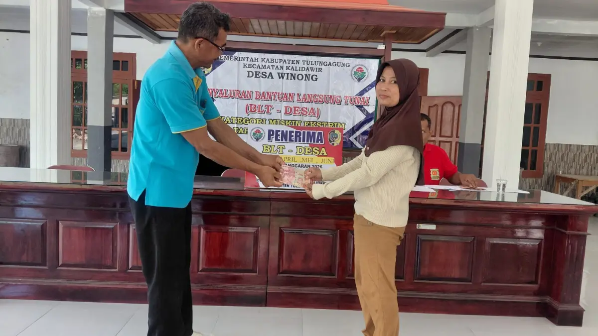 Penyaluran bantuan sosial di Desa Winong, Kecamatan Kalidawir, Kabupaten Tulungagung.