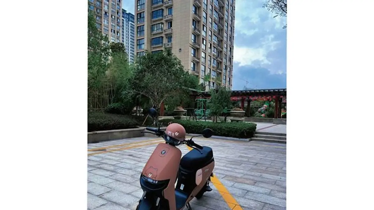 Selis MX jadi motor listrik unggulan dengan jarak tempuh 120 KM sekali cas dan harga kini turun jadi Rp23 jutaan.(pinterest)