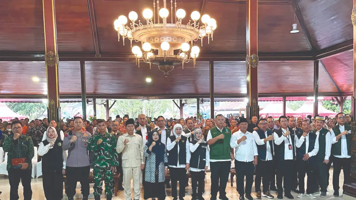 Foto bersama agenda penyaluran manfaat (bantuan sosial) senilai Rp 10,4 miliar di Tulungagung oleh Gubernur Jawa Timur Khofifah Indar Parawansa dan Plt Bupati Tulungagung Ahmad Baharudin sebagai instrumen strategis untuk memperkuat jaring pengaman sosial dan memicu kemandirian 
ekonomi masyarakat.(DR PRAMUDYA/RADAR TULUNGAGUNG)
