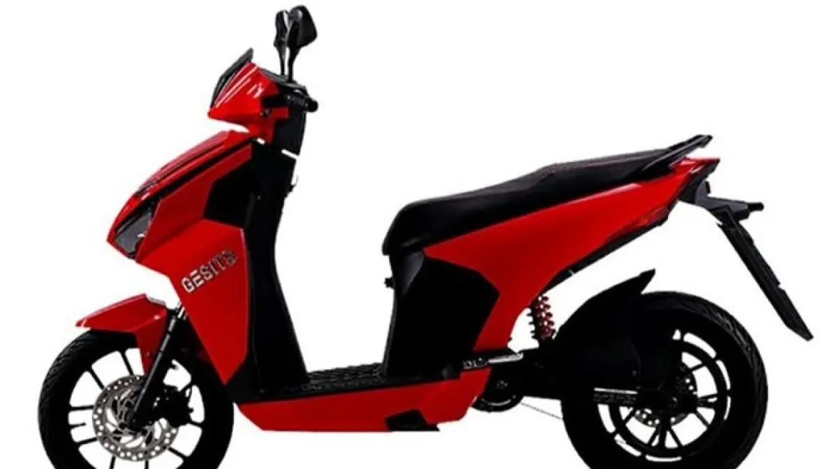 Gesits G1 DLX hadir dengan keyless, velg emas, USB charger, dan baterai dual slot, motor listrik modern Indonesia.(Gemini AI)