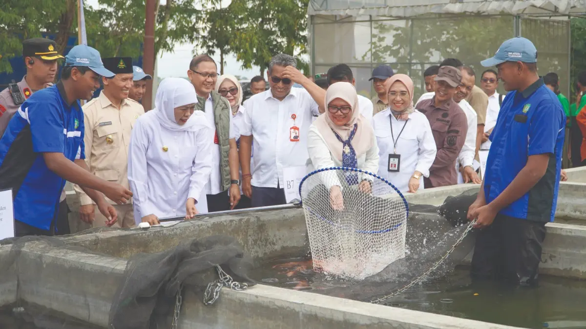 Gubernur Jawa Timur Khofifah Indar Parawansa bersama rombongan meninjau budi daya perikanan edukatif bersama siswa SMKN 1 Tulungagung.(SANDY YUWANA/RADAR TULUNGAGUNG)