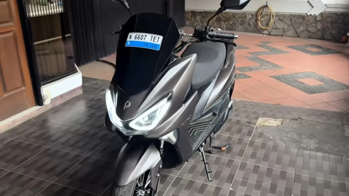 Indomobil E-Motor QT hadir dengan harga Rp15 juta tanpa sewa baterai, desain retro, fitur NFC, dan jarak tempuh hingga 135 km. (screenshot youtube)
