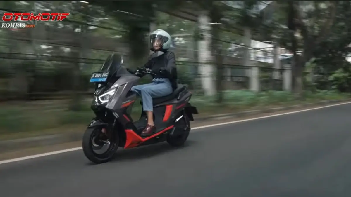 Indomobil eMotor QT hadir dengan desain klasik Eropa, fitur modern, dan harga mulai Rp15 jutaan, jarak tempuh hingga 135 km..
(screenshot youtube)