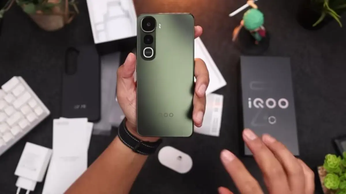 iQOO Z10 Lite hadir dengan AMOLED 120Hz, IP69 dan baterai 6000 mAh. Harga promo Rp1,7 jutaan bikin menarik.(screenshot youtube)