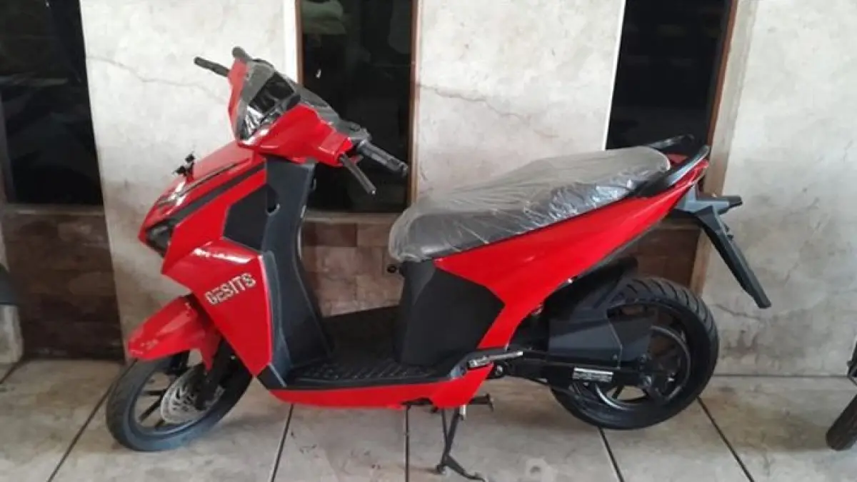 Motor listrik Gesits G1 2023 hadir dengan mode sport 95 km/jam, keyless, dan baterai upgrade untuk performa lebih bertenaga.(Gemini AI)