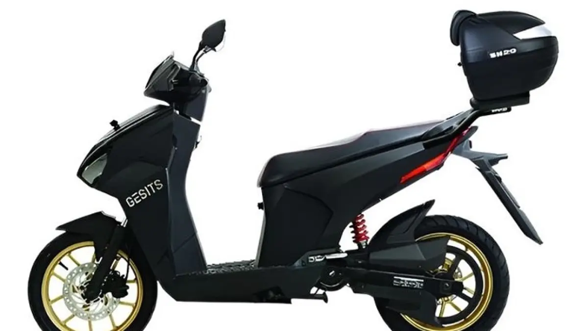 Motor listrik Gesits G1 DLX hadir dengan keyless, USB ganda, dan desain modern yang lebih praktis untuk harian.(Gemini AI)