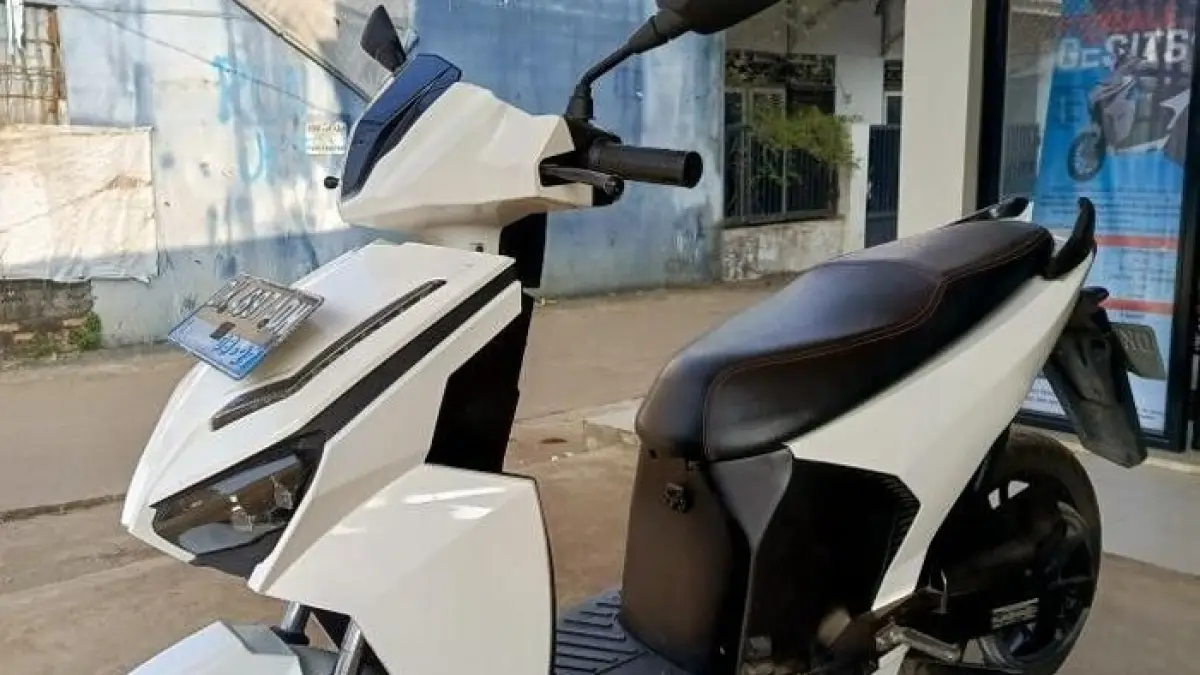 Motor Listrik Gesits G1 hadir dengan desain modern, fitur canggih, baterai ganda, dan performa 70 km/jam yang menarik.(Gemini AI)