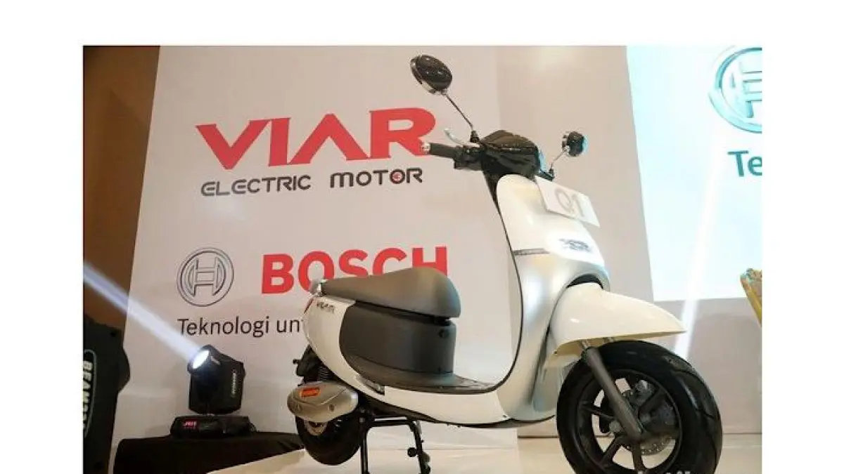 Motor listrik QT Pro resmi hadir di IMS 2026. Harga mulai Rp15 juta, desain retro modern, fitur NFC, dan jarak tempuh 135 km.(pinterest)