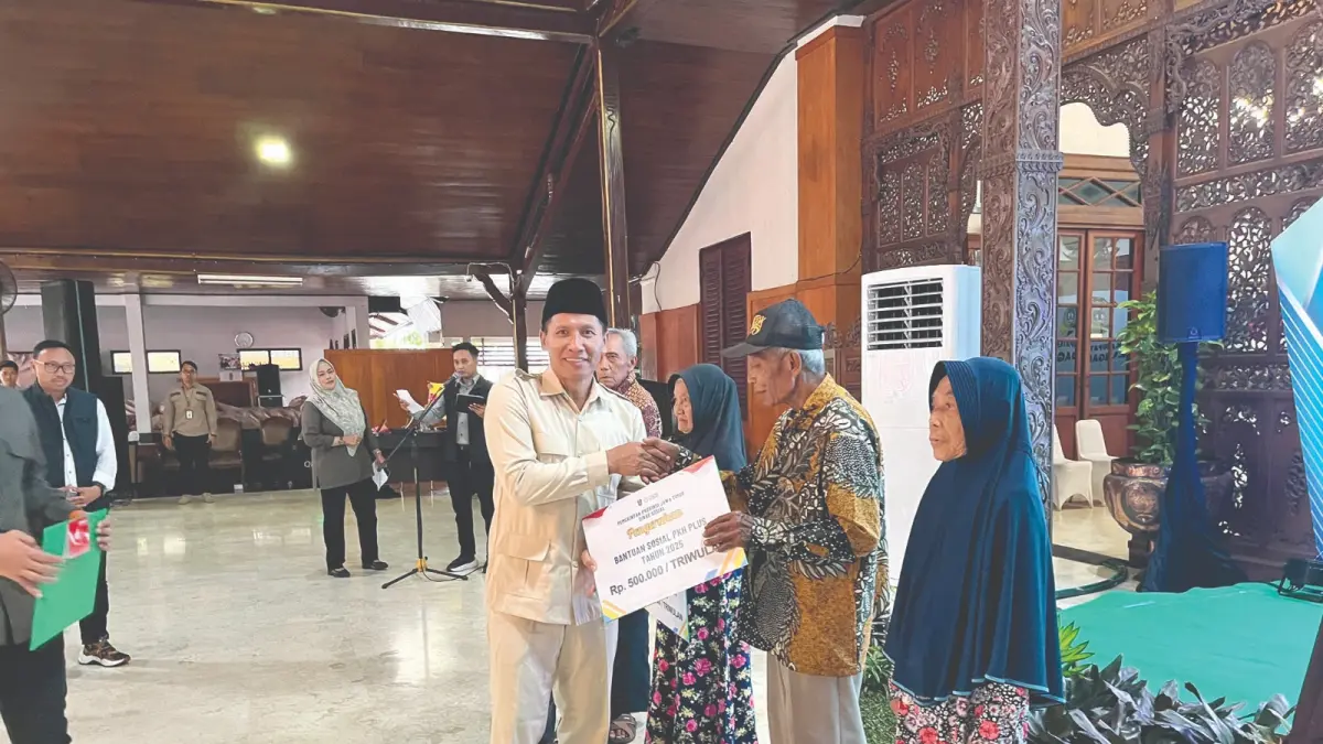 Penyaluran manfaat 
(bantuan sosial) 
senilai Rp 10,4 miliar 
di Tulungagung 
oleh Gubernur Jawa 
Timur Khofifah Indar 
Parawangsa dan Plt
 Bupati Tulungagung 
Ahmad Baharudin.(DR PRAMUDYA/RADAR TULUNGAGUNG)