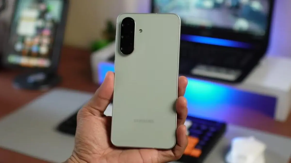Samsung Galaxy A56 5G dinilai lebih worth it dari Galaxy A57 berkat performa tinggi, One UI 8, dan kamera 4K semua lensa.(screnshot youtube)