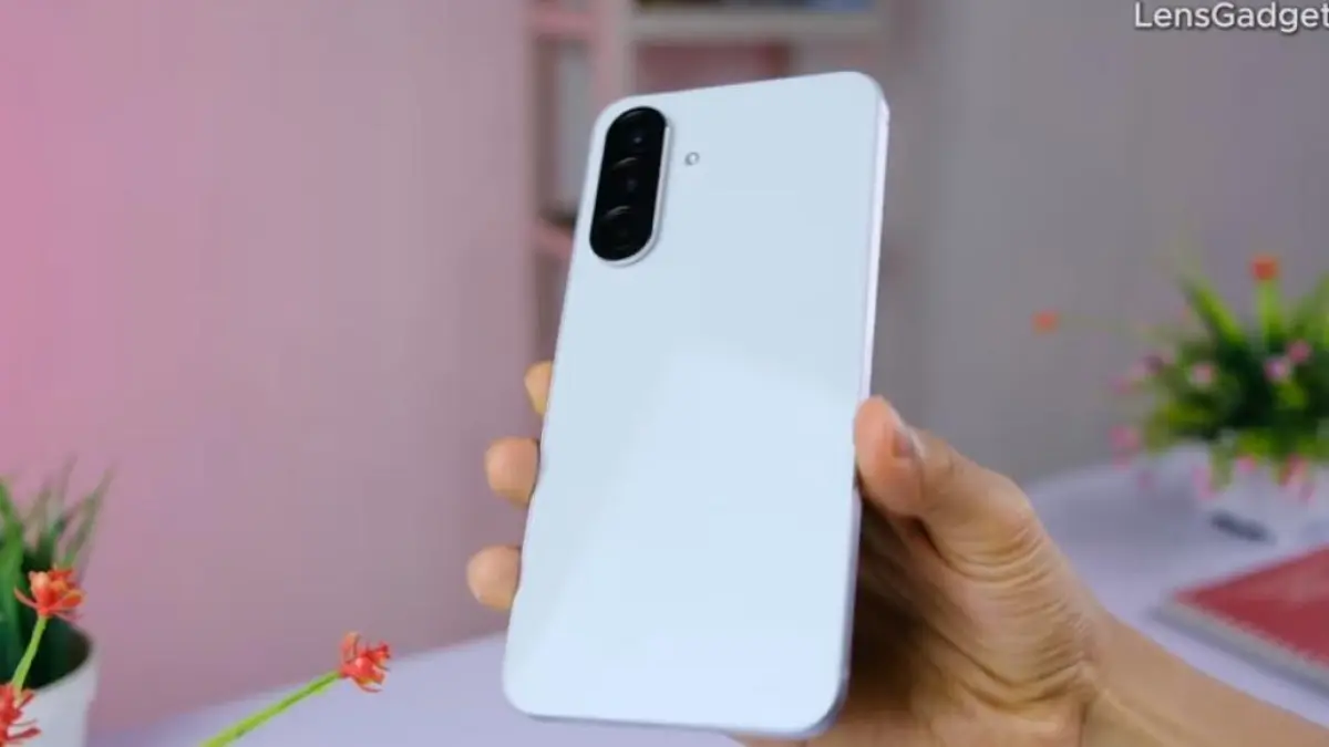 Samsung Galaxy A56 5G disebut lebih worth it dari Galaxy A57 berkat performa tinggi, One UI 8, dan harga lebih murah.(screenshot youtube)