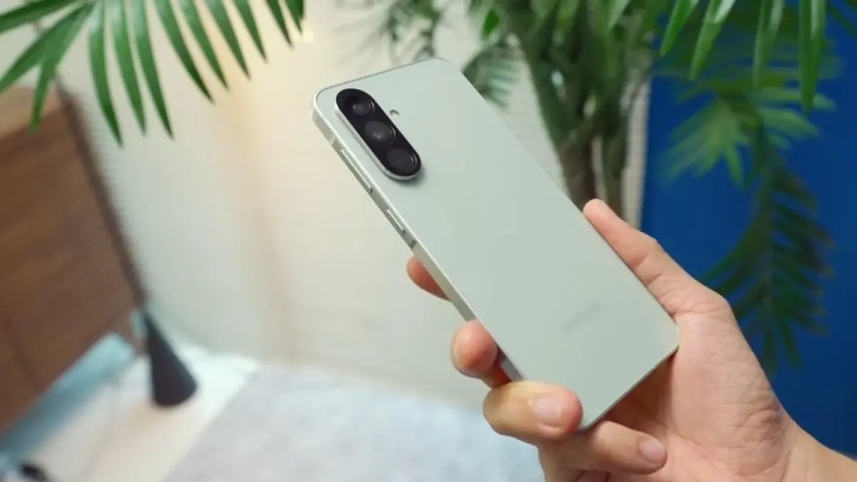 Samsung Galaxy A56 5G hadir dengan desain premium, kamera stabil, dan update Android 6 tahun, layak disebut HP anti gagal.(screenshot youtube)