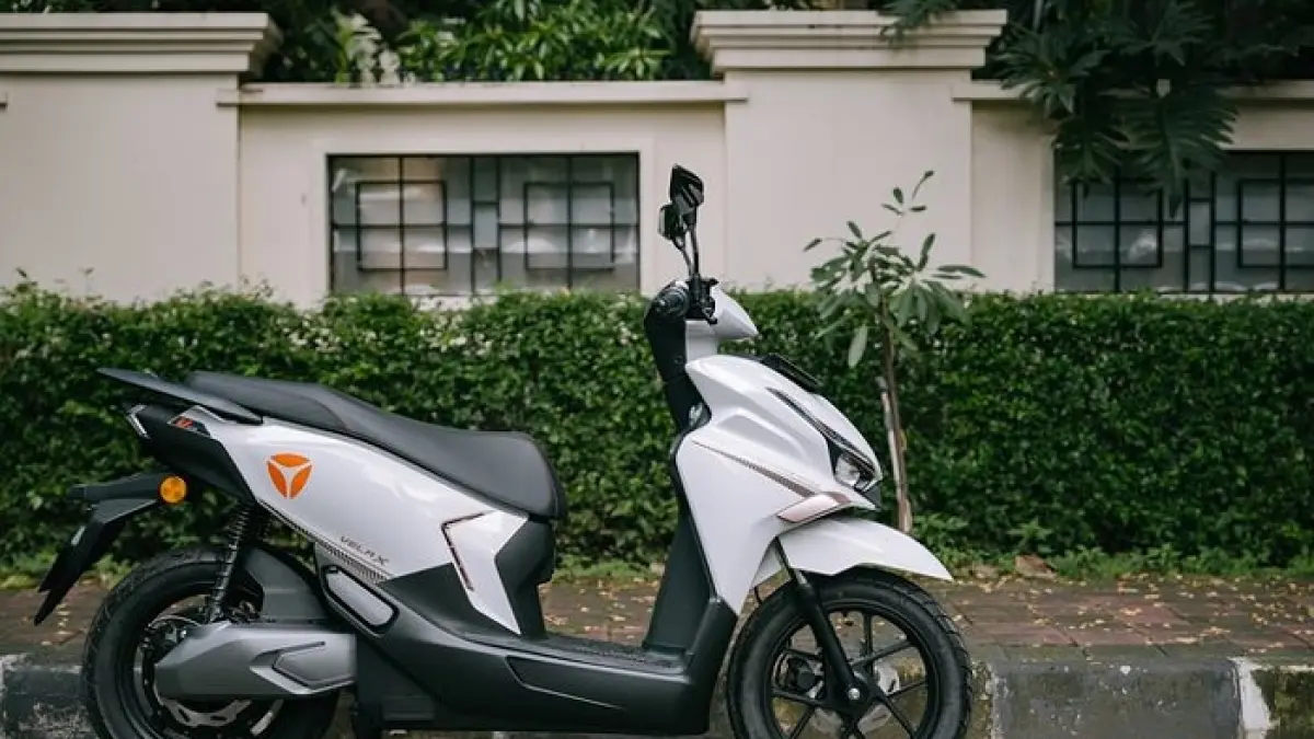 Yadea Velax H Plus 2026 hadir dengan jarak tempuh 163 km, fitur pintar modern, dan desain sporty untuk harian.(Gemini AI)