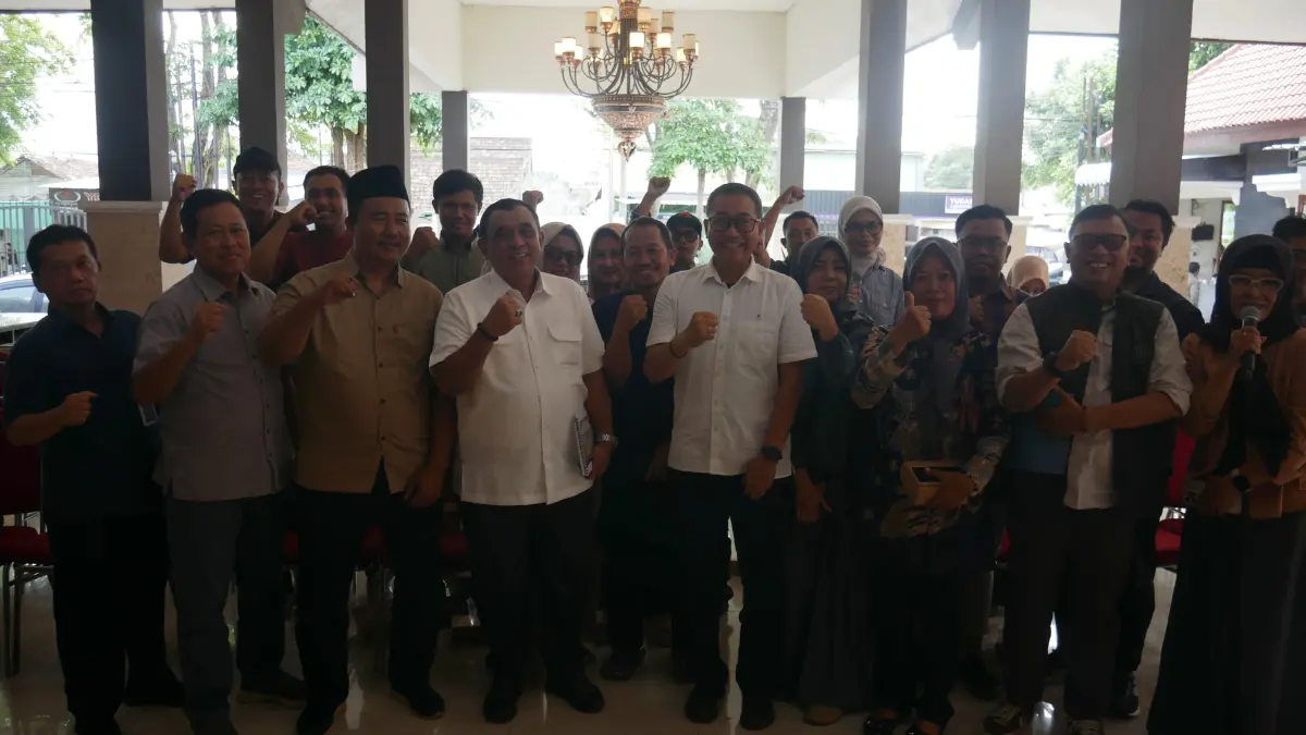 Foto bersama agenda silaturahmi dan koordinasi mitra SPPG Kabupaten Tulungagung bersama tenaga ahli BGN Pusat, di Rumah Dinas Wakil Bupati Tulungagung, Jumat (15/5/2026).