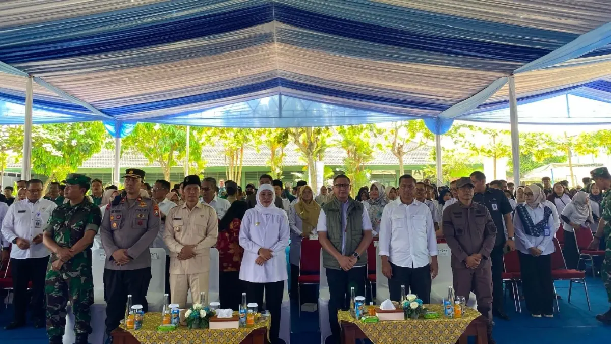 Foto bersama kegiatan peresmian revitalisasi sarana dan prasarana pendidikan Jawa Timur di SMKN 1 Tulungagung.