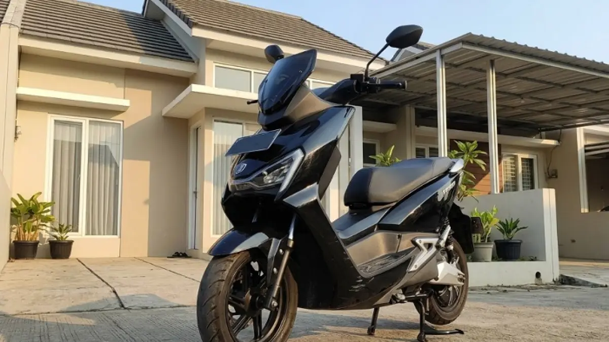 Motor listrik United TX1800 hadir dengan racer sound, bagasi jumbo, dan klaim jarak tempuh 150 km. (Ilustrasi Gemini AI)