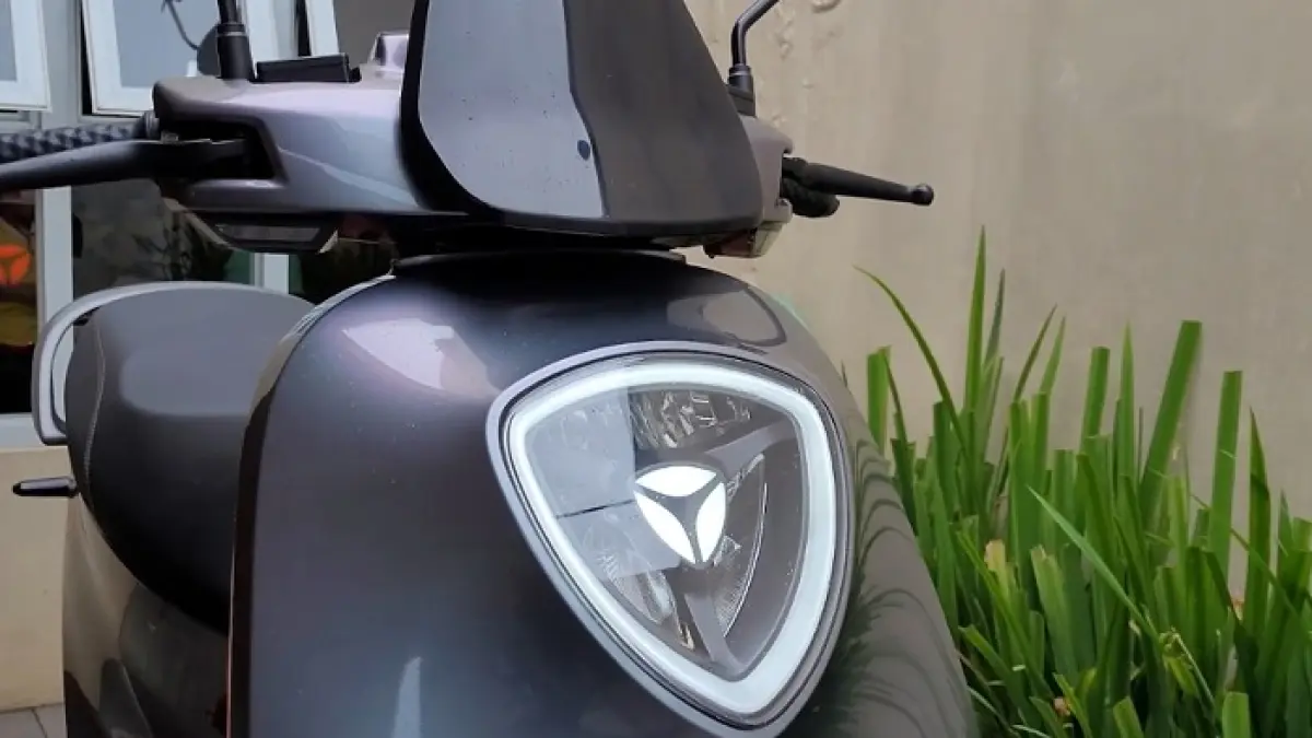 Yadea G6 Electric review mengulas desain futuristis, fitur modern, dan performa motor listrik premium. (SC YOUTUBE)