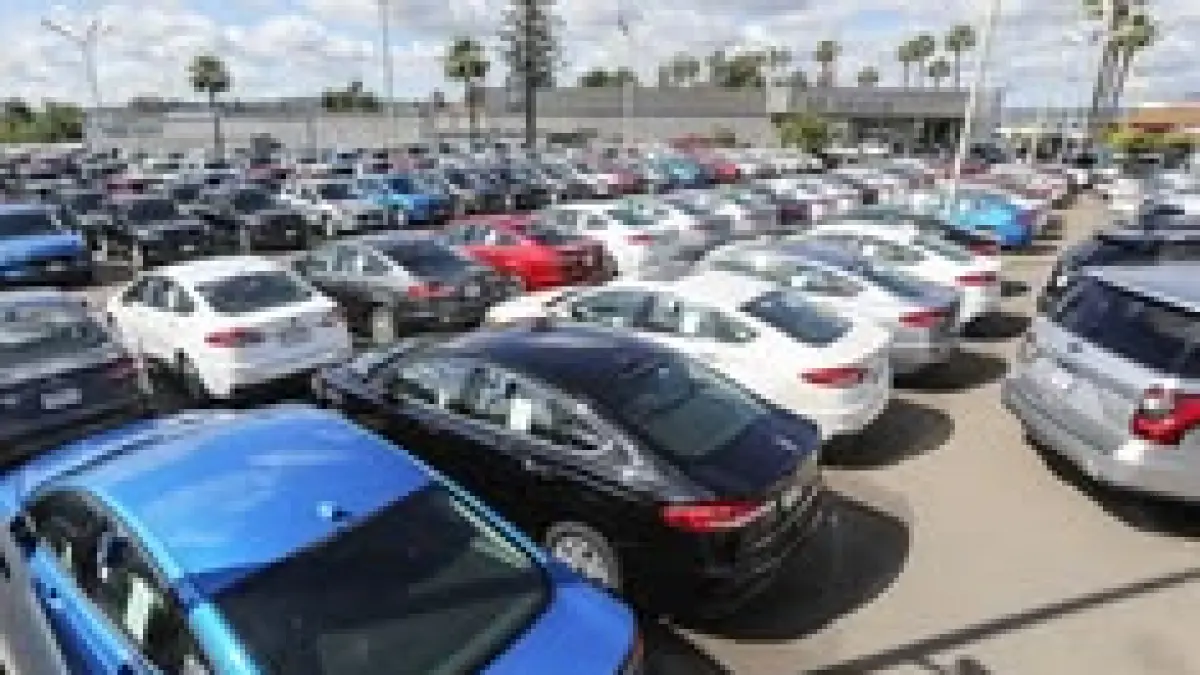 Cari mobil bekas irit? Cek promo jual mobil murah 60 jutaan di Firhan Auto Depok. Ada Nissan March, Grand Livina, hingga X-Trail. Kondisi siap pakai!(Pinterest)