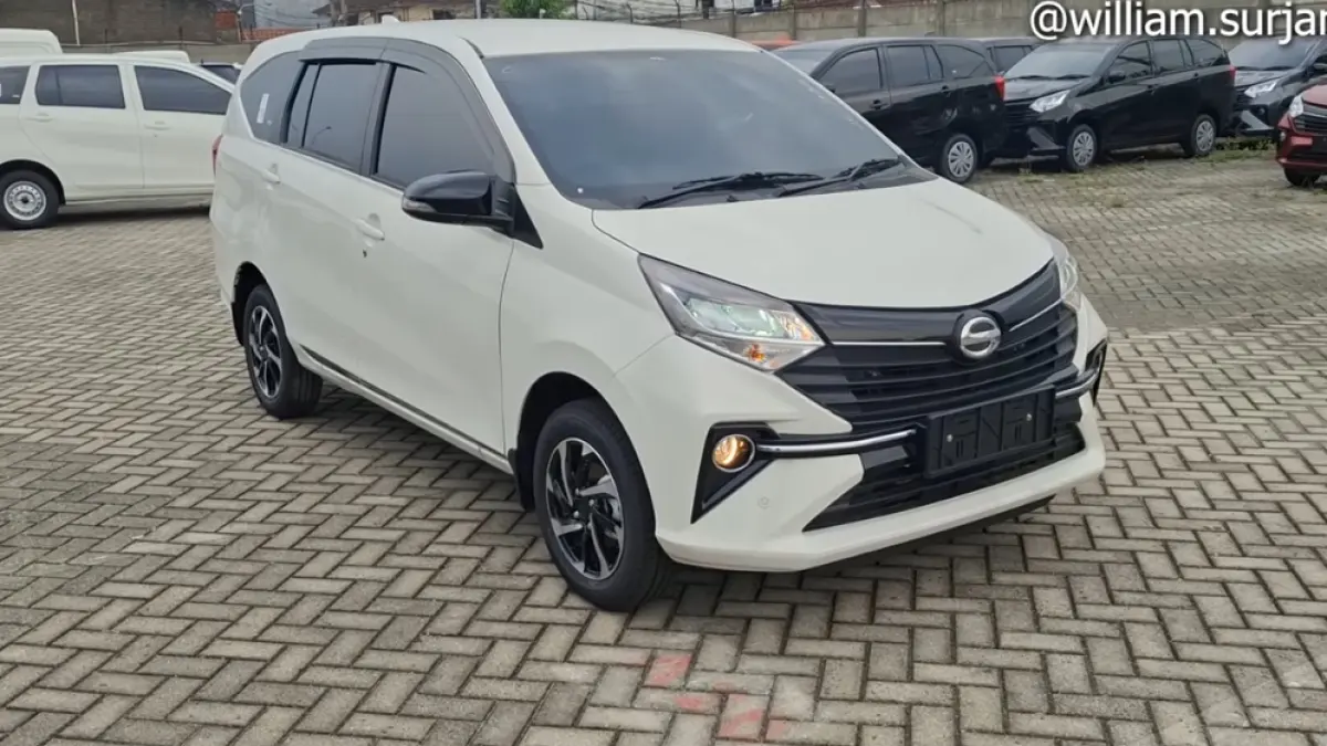 Harga Daihatsu Sigra R Manual Deluxe Improvement 2026 terbaru dengan sensor depan, head unit baru, dan fitur lebih lengkap.
(screenshot youtube)