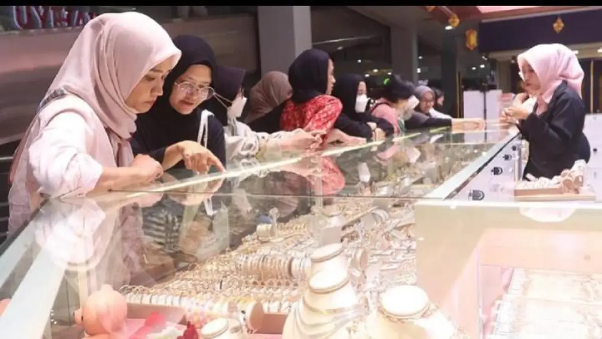 Harga emas hari ini kembali naik dan jadi incaran investor. Simak penyebab kenaikan serta tips aman investasi emas.