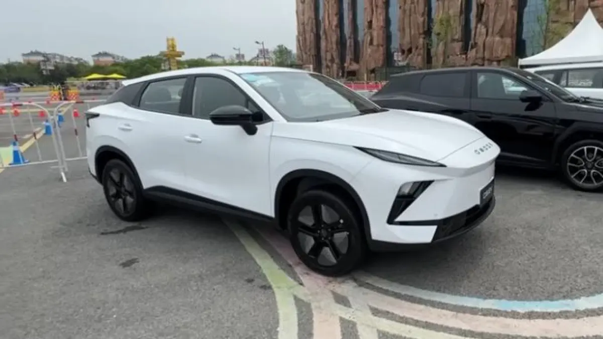 Intip bocoran spesifikasi New Chery Omoda E5 facelift langsung dari Tiongkok. Desain interior berubah total dan jok belakang kini jauh lebih nyaman! (Screenshot Youtube)