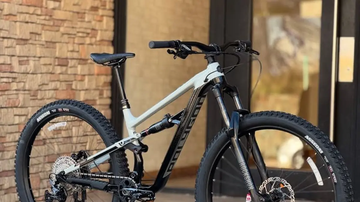 Intip duel sengit Polygon Siskiu T7 vs T8 di trek makadam dan tanah. Cek keunggulan suspensi e-MTB ini saat melibas jalur enduro ekstrem! (Screenshot Instagram)