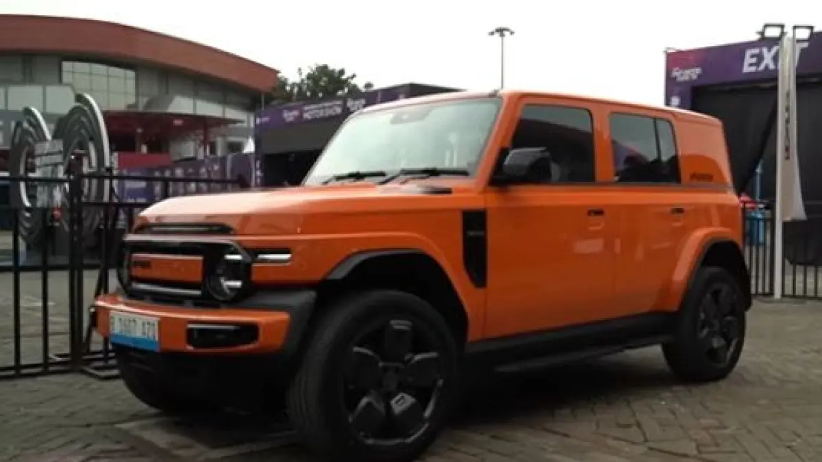 Menguji langsung performa SUV listrik ICAR V23 di arena IIMS 2026. Mampu melibas tanjakan ekstrem dan jalanan offroad dengan sangat mudah! (Screenshot Youtube)
