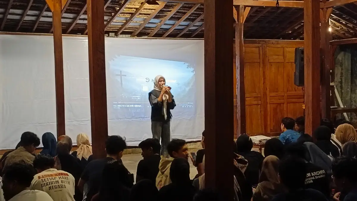 Pemutaran film dokumenter Pesta Babi oleh DPC GMNI Tulungagung di Jong Java, Sabtu (16/5/2026).(RAHIIQ AL BACHRI/RADAR TULUNGAGUNG)