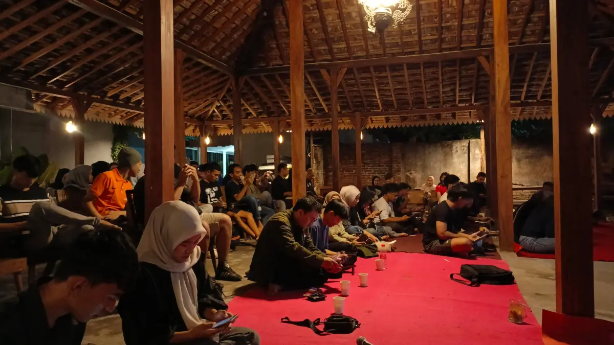 Suasana pemutaran film dokumenter Pesta Babi oleh DPC GMNI Tulungagung di Jong Java, Sabtu (16/5/2026).(RAHIIQ AL BACHRI/RADAR TULUNGAGUNG)