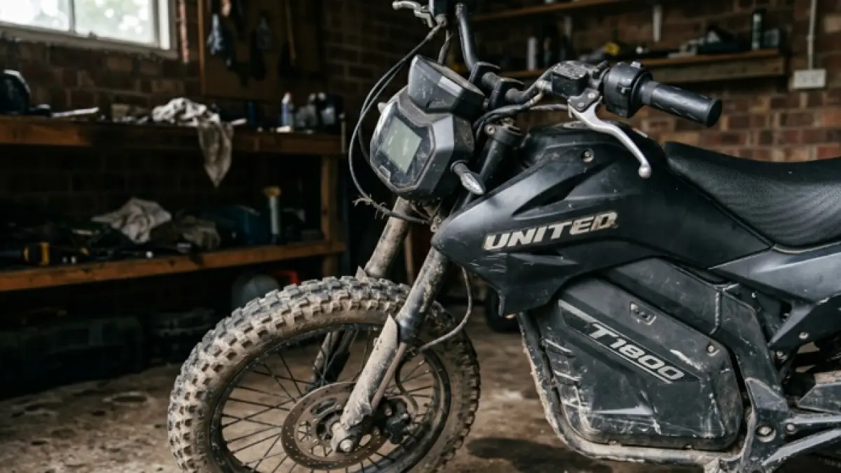 United T1800 2025 tampil bak motor Italia dengan desain premium, fitur keyless, dan pelek full black. (Ilustrasi Gemini AI)