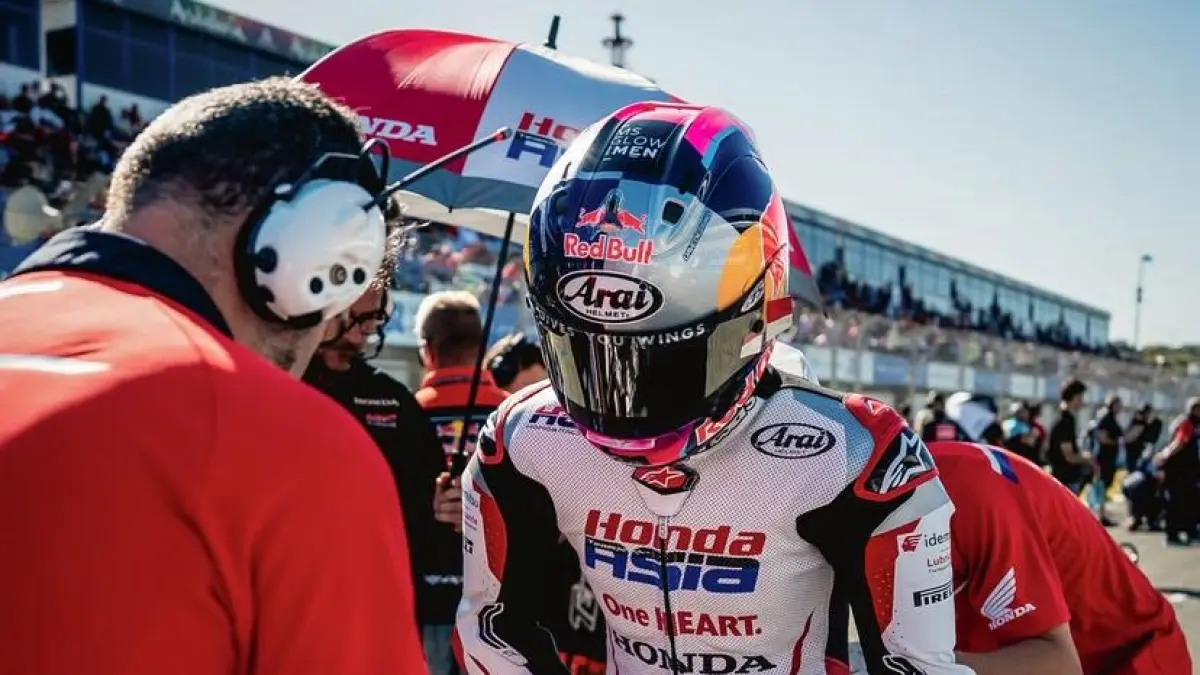Attitude luar biasa Veda Ega Pratama di paddock Moto3 Catalunya 2026 bikin haru! Tolak manja mendorong motor sendiri dan spontan bantu kru! (Screenshot Instagram)