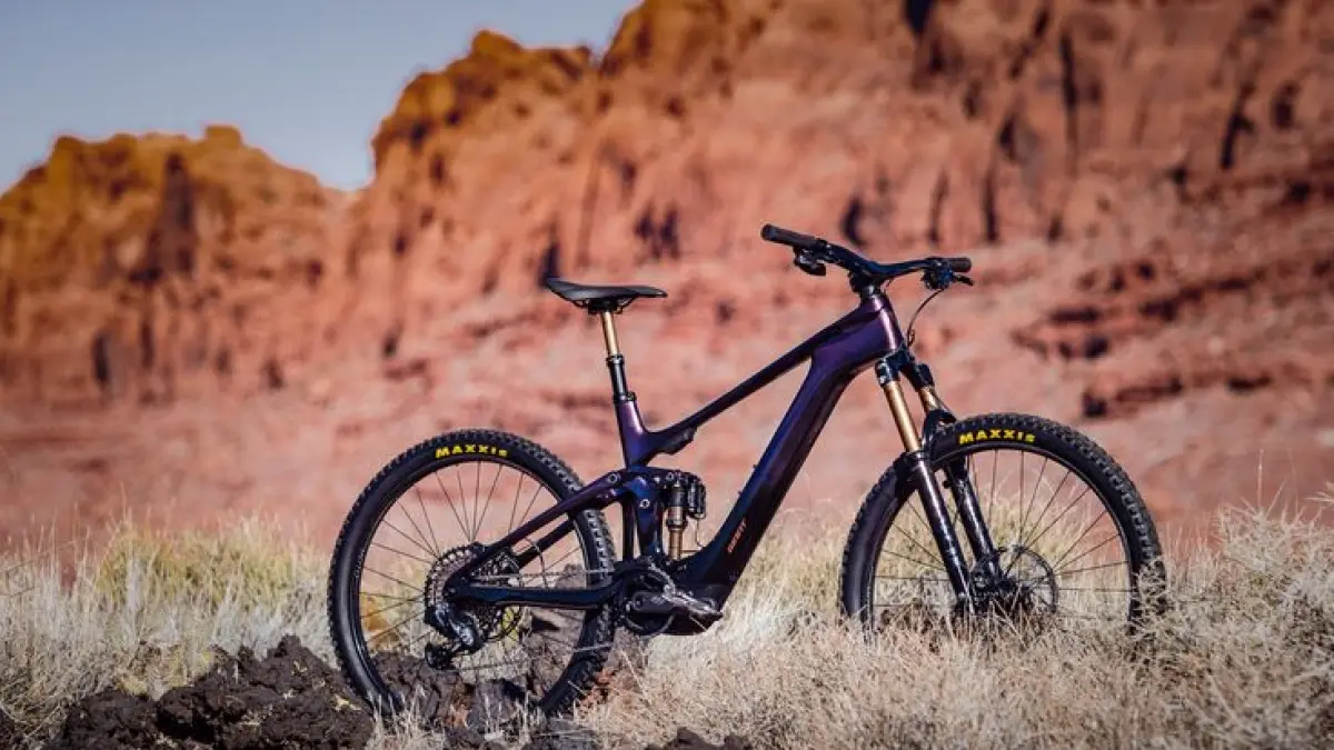Giant Trance E Plus 1 Pro hadir dengan motor Yamaha, suspensi Maestro, dan baterai 500Wh yang bikin trail makin brutal.