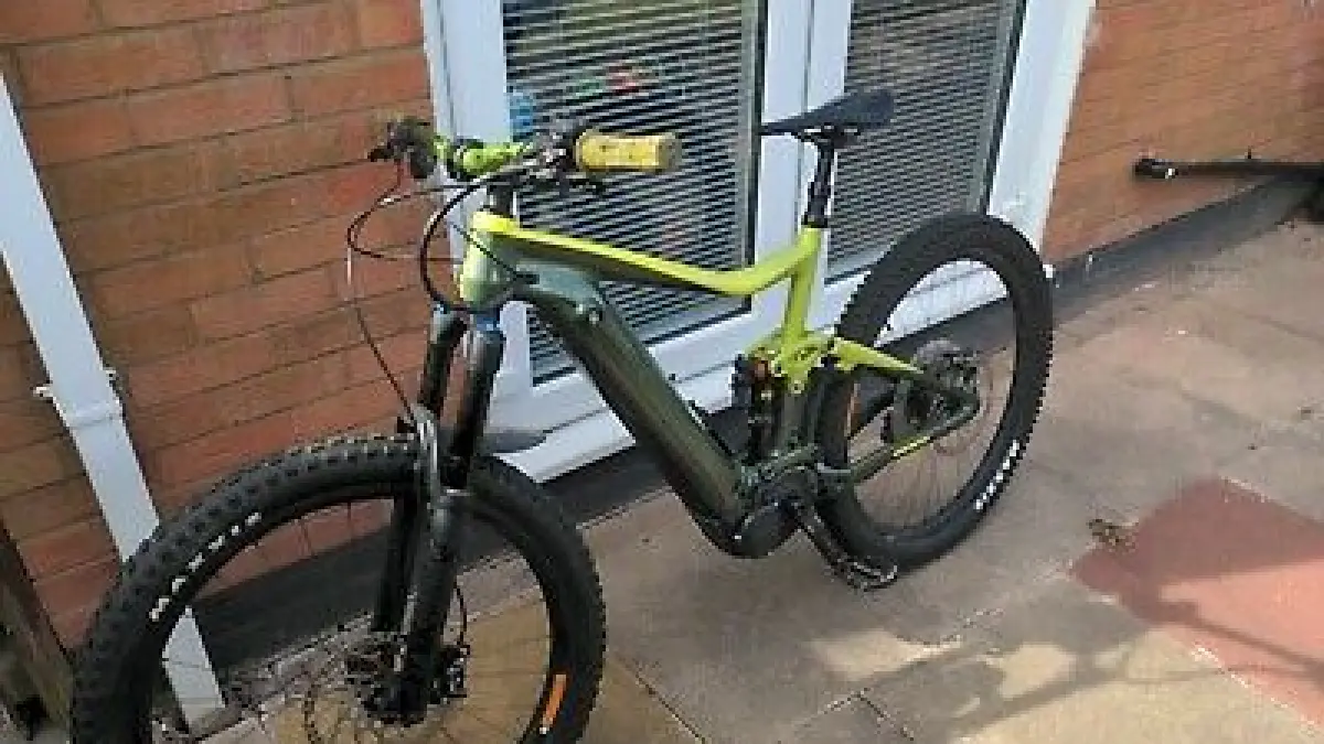 Giant Trance X E Plus Elite hadir sebagai e-bike ringan full power 85 Nm dengan baterai 400 Wh dan fitur canggih terbaru.
