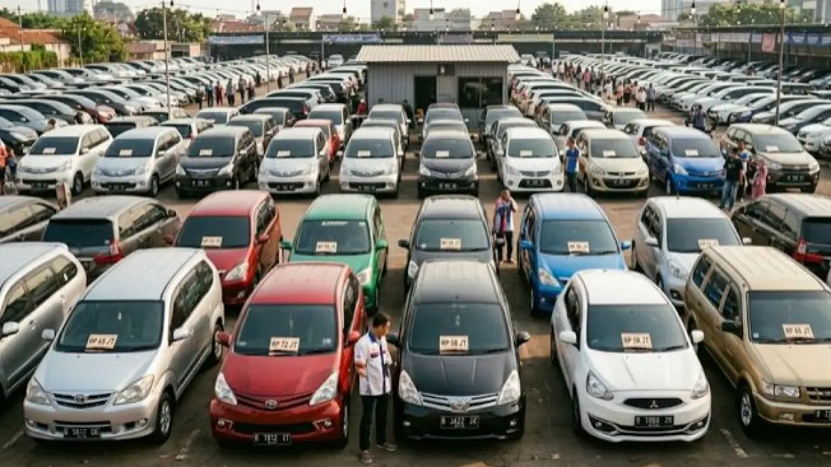 Mau beli mobil bekas 50 jutaan? Jangan asal pilih! Simak wejangan penting konsultan BMI soal realita, risiko, dan tips meminangnya. (Gemini Ai)