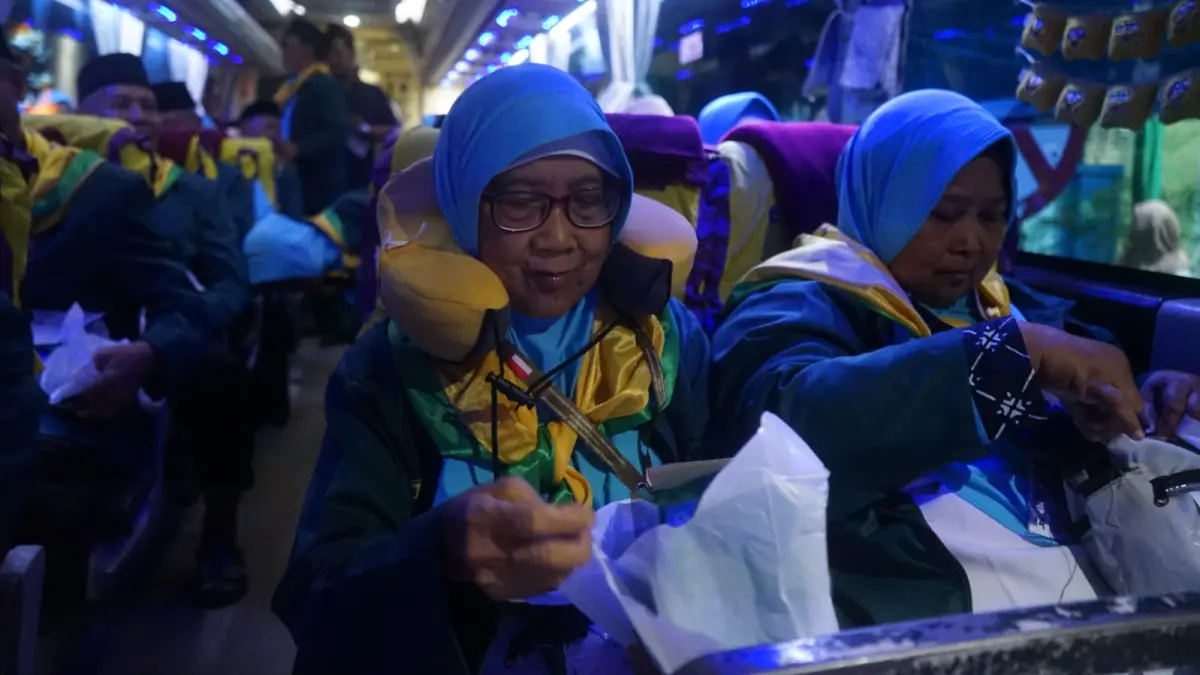 Ribuan jamaah calon haji asal Kabupaten Tulungagung resmi diberangkatkan menuju Asrama Haji Embarkasi Surabaya, Minggu (18/5/2026).(SANDY YUWANA/RADAR TULUNGAGUNG)