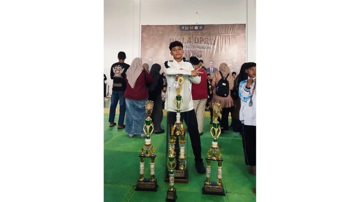 Salah satu siswa SMPN 1 Ngunut meraih juara 1 Kelas F Remaja Putra dan Juara 2 Seni Tunggal Remaja Putra di DPRD Tulungagung tahun 2026.