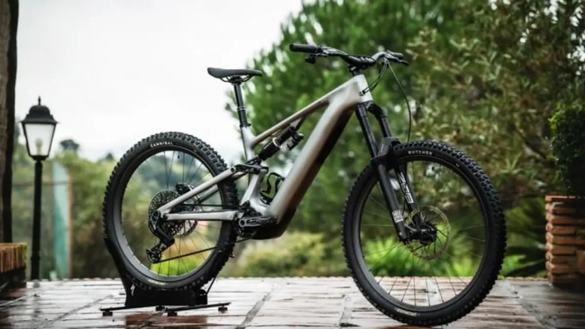 Specialized Levo R 2026 hadir dengan motor 850 watt dan handling ringan, jadi e-bike trail paling agresif tahun ini.