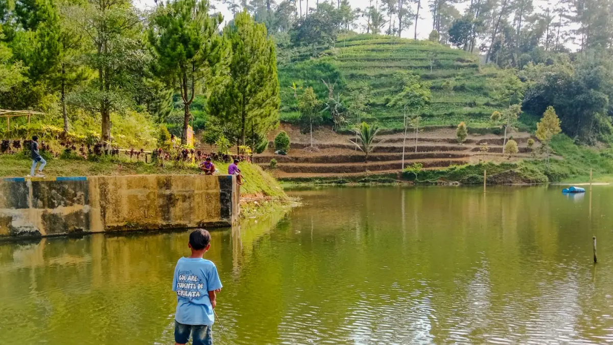 Suasana area Embung Sidomulyo, Kecamatan Pagerwojo, Tulungagung, yang menghijau dan menjadi arena memancing yang digandrungi masyarakat.(RAHIIQ AL BACHRI/RADAR TULUNGAGUNG)